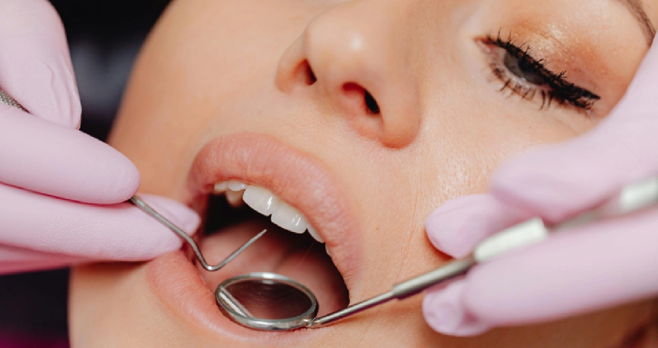 Mulher fazendo limpeza no dentista